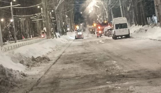 На саратовские дороги текущей зимой высыпали 140 тысяч тонн песко-соляной смеси